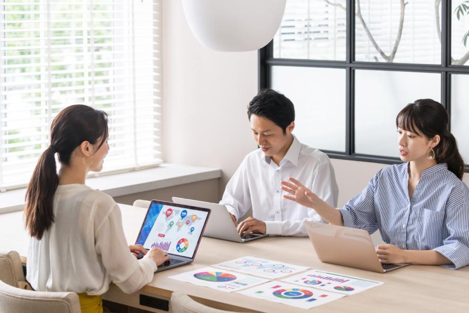 コーポレートカラー デザイン事例 ホームページ